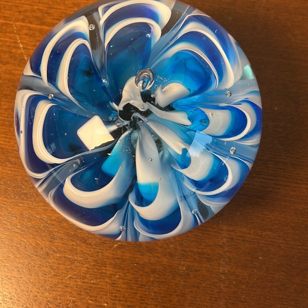 Dynasty Gallery glass paperweight - Picture 5 of 7